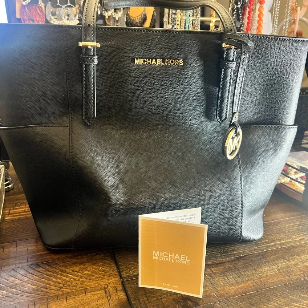 NWT Michael Kors Charlotte Large Saffiano Leather Top-Zip Tote Bag - Picture 2 of 7